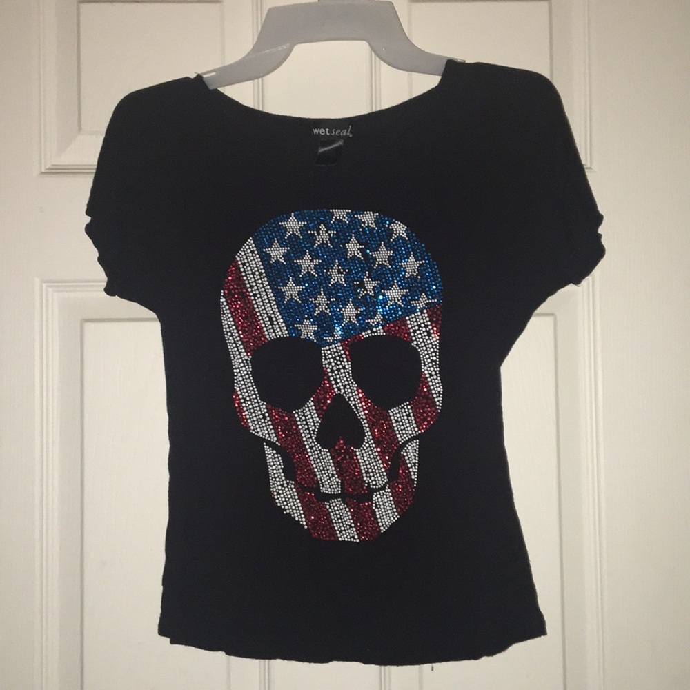 american flag skull on a black tee